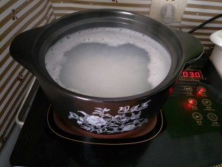 海鲜砂锅粥(宝宝辅食),水沸腾后转中火熬煮