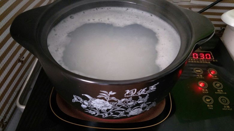 海鲜砂锅粥(宝宝辅食),水沸腾后转中火熬煮