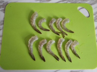 海鲜砂锅粥(宝宝辅食),虾去壳挑出沙线，宝宝小的可以剁碎