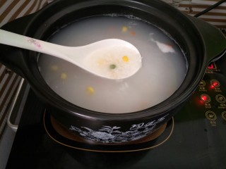 海鲜砂锅粥(宝宝辅食),粥煮至七成熟时，加入胡萝卜玉米粒煮一会儿