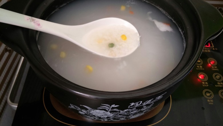海鲜砂锅粥(宝宝辅食),粥煮至七成熟时，加入胡萝卜玉米粒煮一会儿