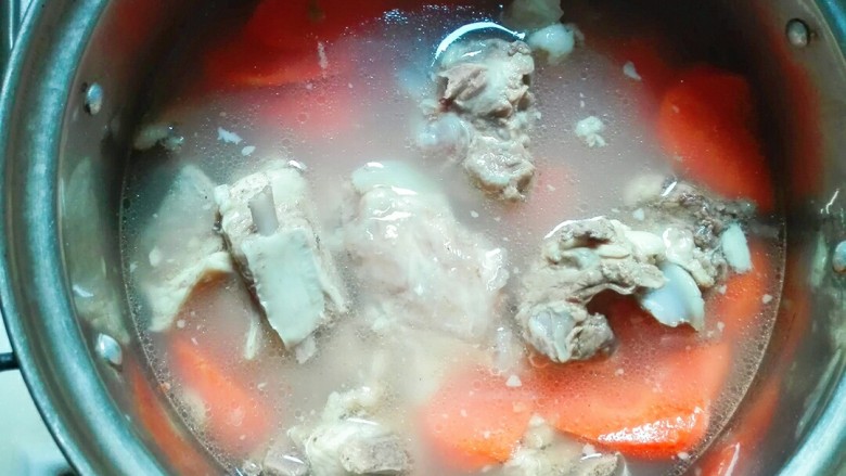 羊油香飘羊排汤,羊排汤放一部分到小锅里烧煮至胡萝卜熟烂