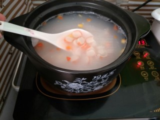 海鲜砂锅粥(宝宝辅食),下入蟹肉棒一起煮