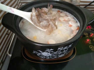 海鲜砂锅粥(宝宝辅食),下入虾仁
