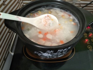 海鲜砂锅粥(宝宝辅食),等食材全部煮熟后，加盐调味