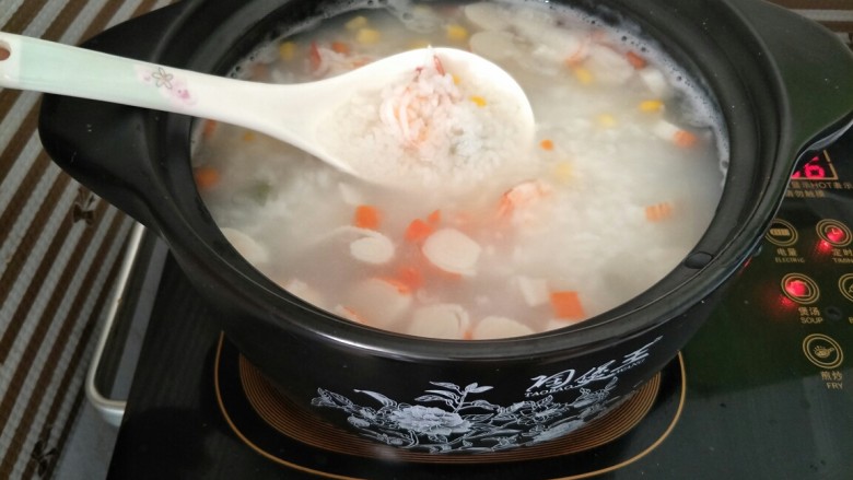海鲜砂锅粥(宝宝辅食),等食材全部煮熟后，加盐调味