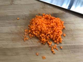 培根杂蔬饭团 ,胡萝卜切细粒。