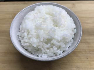 培根杂蔬饭团 ,准备好一碗米饭。