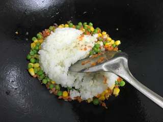 培根杂蔬饭团 ,再把米饭倒入。