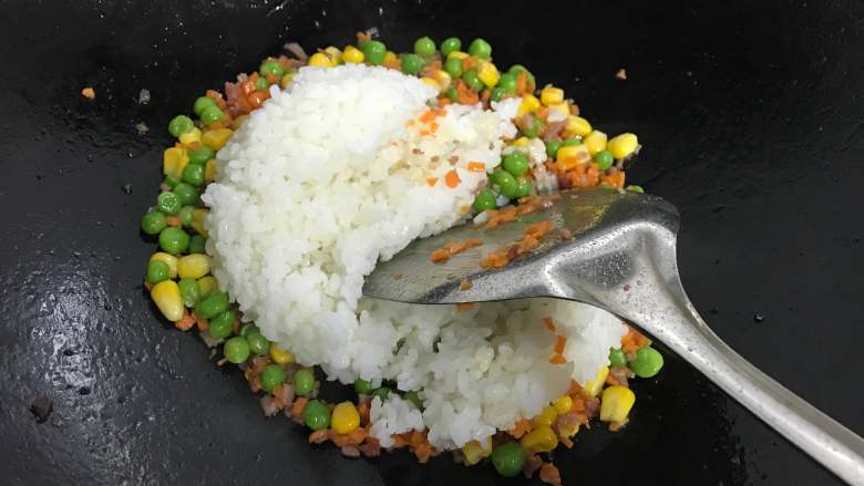 培根杂蔬饭团 ,再把米饭倒入。