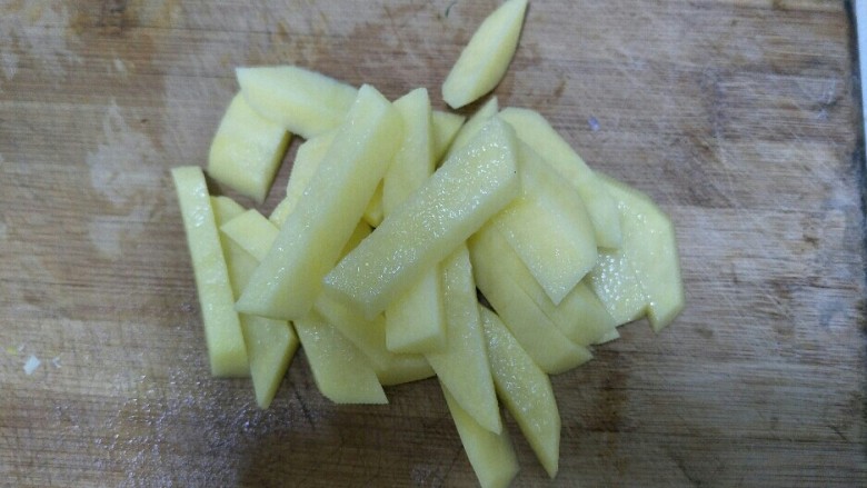 土豆炖芸豆,然后切成条。