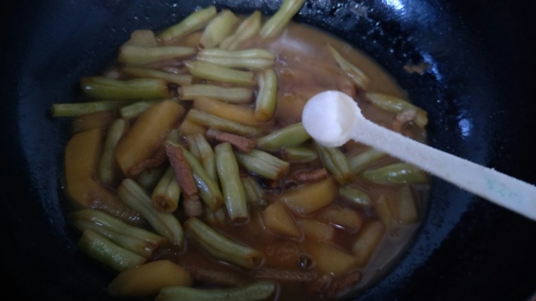 土豆炖芸豆,剩一些汁后接着加入盐，然后继续翻炒待收汁以后就可以装盘上桌了。