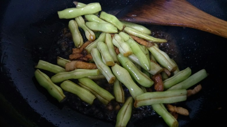 土豆炖芸豆,然后加入酱油继续翻炒。