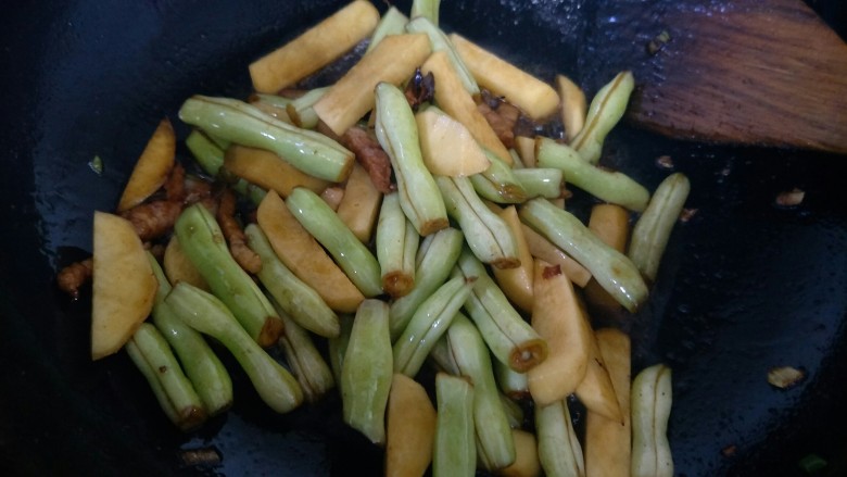 土豆炖芸豆,待芸豆变色后加入土豆条翻炒。