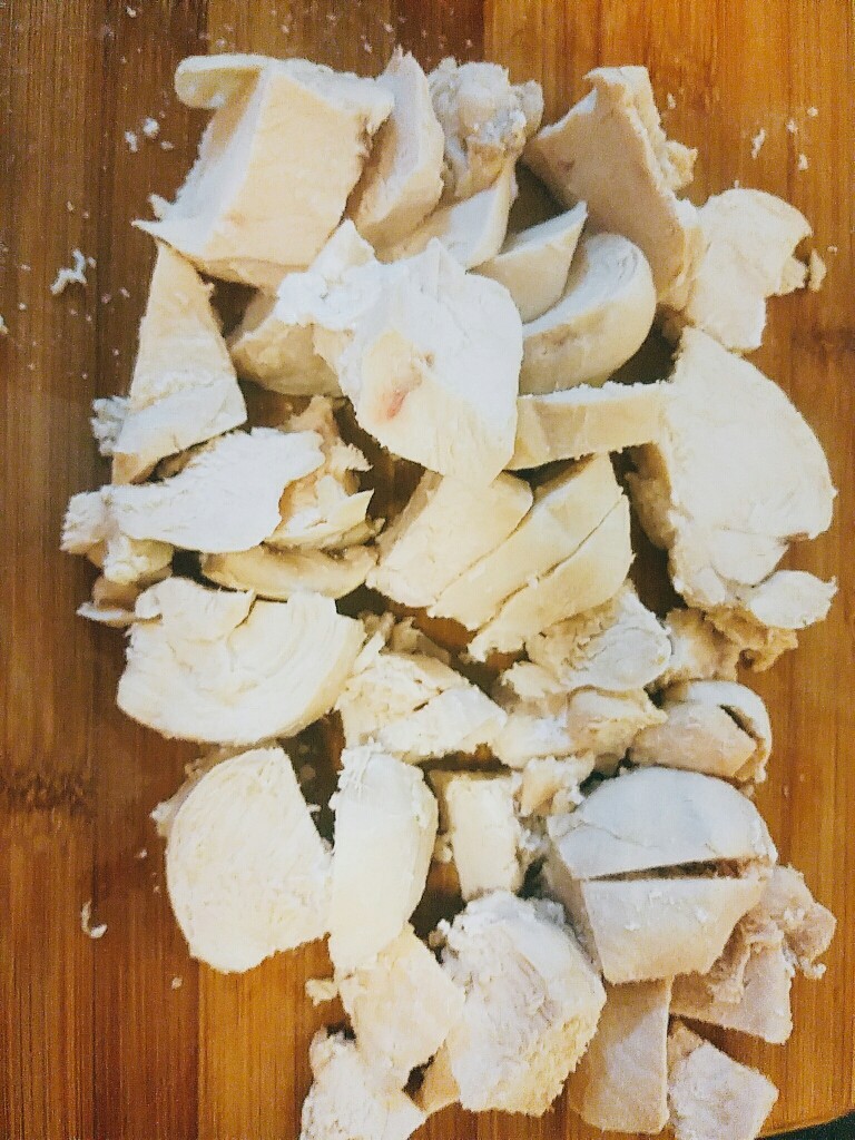 辅食：鸡肉松,上锅煮熟后切成小块。