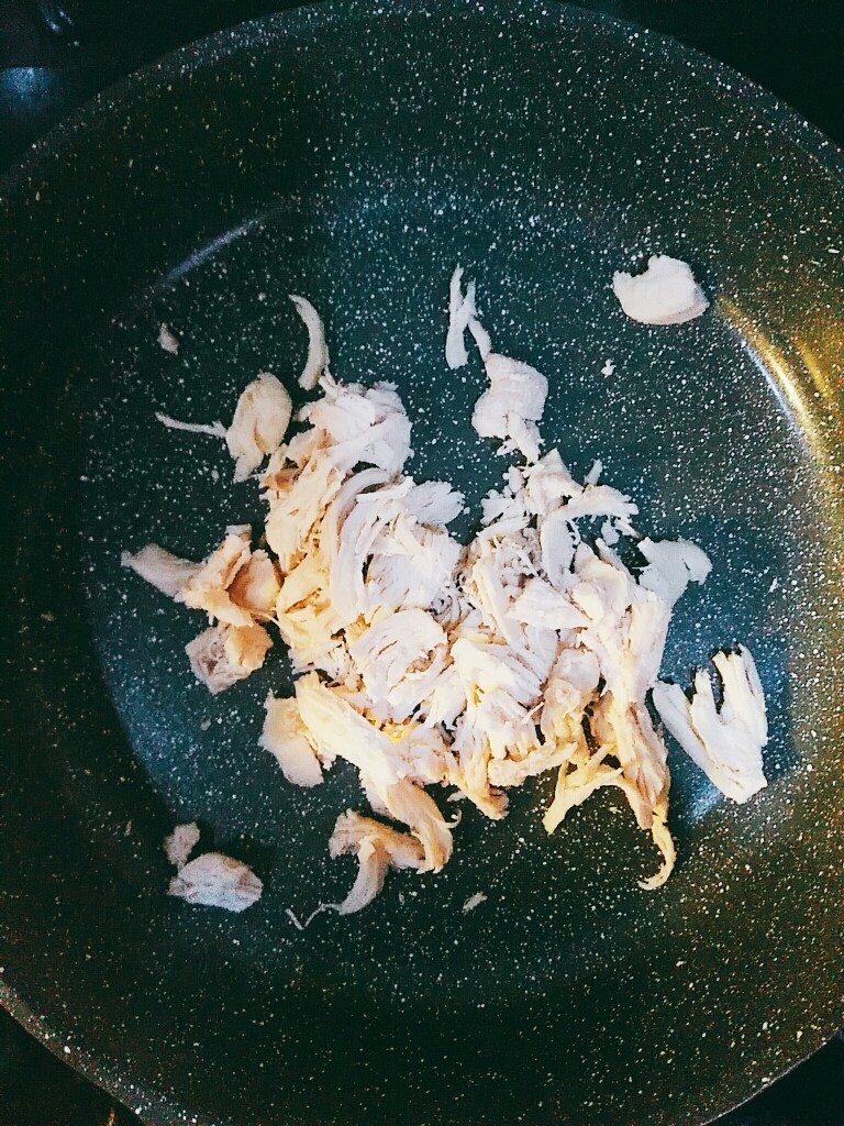 辅食：鸡肉松,把撕好的鸡肉放入锅中，不停翻炒。