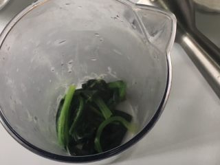 宝宝辅食之菠菜米粉糊,5.将焯好的菠菜稍微冷却后放到搅拌机。加少许温开水，搅拌成细腻的糊。
