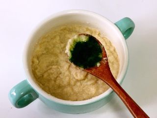 宝宝辅食之菠菜米粉糊,9.加入菠菜泥

宝宝如果初期吃菠菜不要加多了。1小勺就够，以后慢慢逐渐加多。