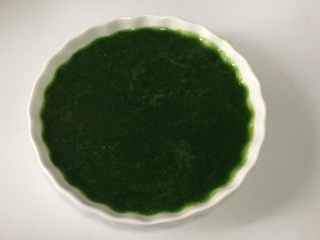 宝宝辅食之菠菜米粉糊,6.菠菜泥盛起备用。吃不完的可放进辅食格，放到冷冻室保存。
