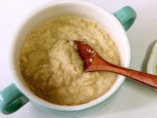 宝宝辅食之菠菜米粉糊,米粉用70度左右的水冲泡好。