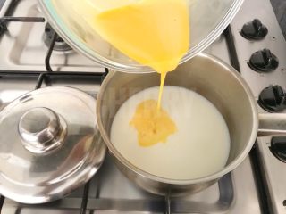 奥利奥阿芙佳朵咖啡,当牛奶温热时，将搅拌顺滑的蛋液加进来，用蛋抽沿着一个方向，不停的搅拌直至变稠离火，