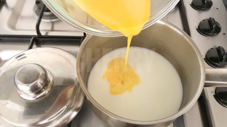 奥利奥阿芙佳朵咖啡,当牛奶温热时，将搅拌顺滑的蛋液加进来，用蛋抽沿着一个方向，不停的搅拌直至变稠离火，