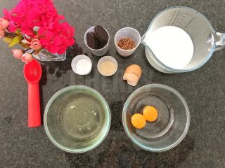 奥利奥阿芙佳朵咖啡,现在我们开始用两个容器分离蛋黄和蛋白，