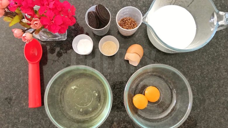 奥利奥阿芙佳朵咖啡,现在我们开始用两个容器分离蛋黄和蛋白，