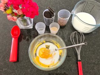 奥利奥阿芙佳朵咖啡,然后在蛋黄的容器中加入玉米淀粉、糖和少许牛奶搅拌至顺滑，