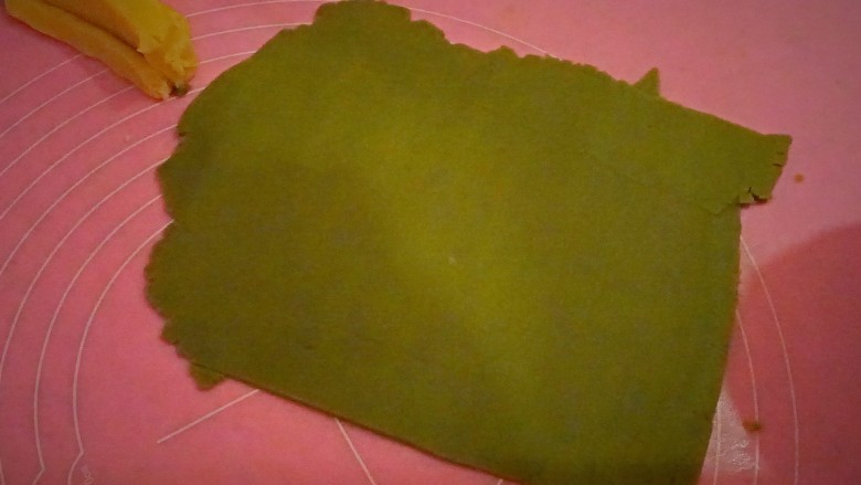 🐰抹茶兔子饼干（可爱美味又简单）,抹茶面团擀成20*20cm的正方形
这张是在没擀完的情况下拍的，不过大概就是这样来擀啦～
擀完后和之前的长条面团一起放进冷冻室冻10分钟