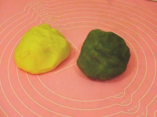 🐰抹茶兔子饼干（可爱美味又简单）,其中一份加入抹茶粉继续揉捏，直到抹茶粉分布均匀