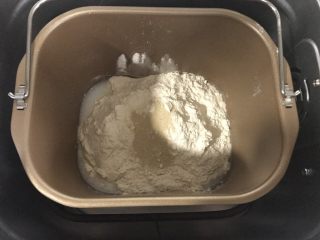 花环汉堡,将除黄油外所有材料按由湿到干的顺序放入面包桶，酵母和盐分开分开放