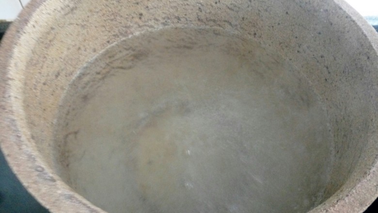 枣介糕,锅里的水将开未开时，把洒好面的蒸笼放在上面，盖好锅盖