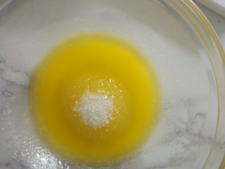 椰蓉土司,揉面的时候制作椰蓉馅，黄油加白糖混合均匀