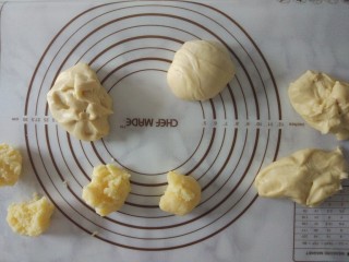 椰蓉土司,揉好的面团松弛10分钟，然后分割成4份，椰蓉也分成4份
