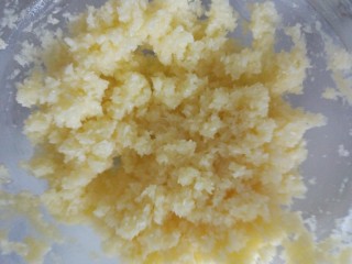 椰蓉土司,最后加入椰蓉混合均匀，然后放入冰箱冷冻几分钟至黄油凝固大约10分钟