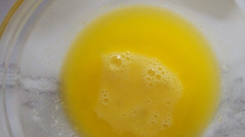 椰蓉土司,黄油液体里加入蛋液混合均匀