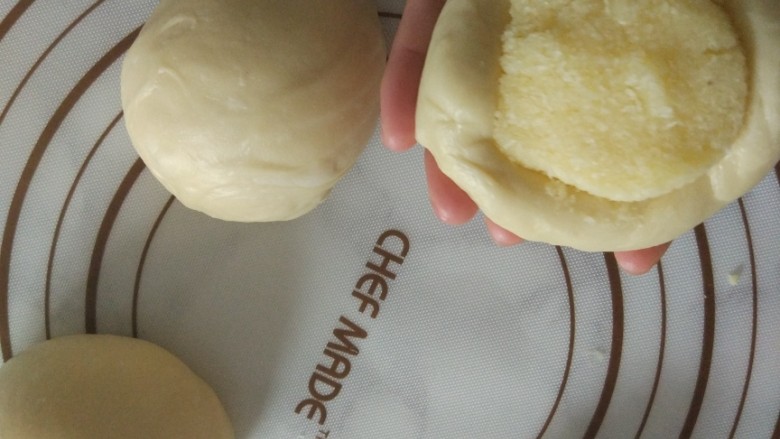 椰蓉土司,面团擀成一个圆饼然后包椰蓉馅