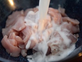 水煮肉片,再倒入半碗淀粉水搅拌均匀