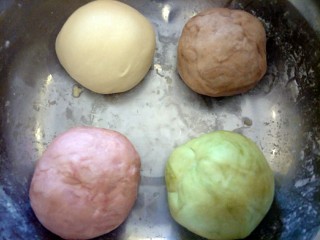 #家有烤箱#＋彩色面包卷,拿三个面团分别和红曲粉，抹茶粉，可可粉揉匀