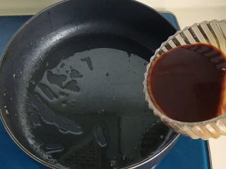 浇汁香芋肉丸子,锅里倒一点底油，把调好的酱汁倒进去