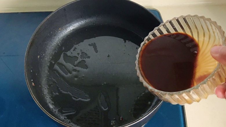 浇汁香芋肉丸子,锅里倒一点底油，把调好的酱汁倒进去