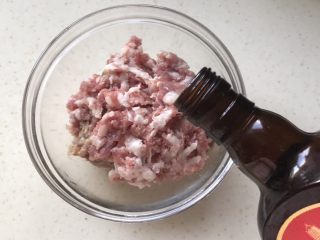 浇汁香芋肉丸子,蒸芋艿的时候准备肉丸，在事先剁好的肉末里倒入料酒