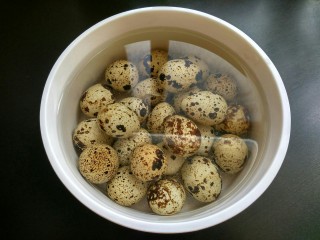 香辣虎皮鹌鹑蛋,煮熟的鹌鹑蛋用凉水浸泡五分钟。