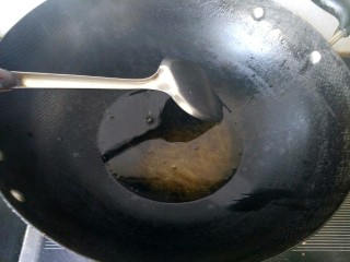 香辣虎皮鹌鹑蛋,锅内放油并烧热。