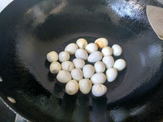 香辣虎皮鹌鹑蛋,将鹌鹑蛋放入锅内，小火煎黄。