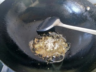 香辣虎皮鹌鹑蛋,用锅内底油将生姜，大蒜，芝麻放入爆香。
