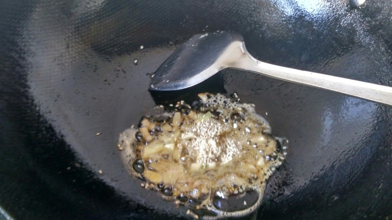 香辣虎皮鹌鹑蛋,用锅内底油将生姜，大蒜，芝麻放入爆香。