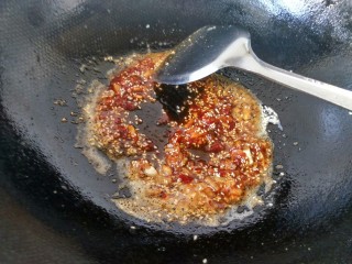香辣虎皮鹌鹑蛋,放一勺豆瓣酱，翻炒。