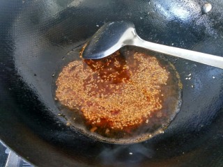 香辣虎皮鹌鹑蛋,锅内倒入一小碗清水。
